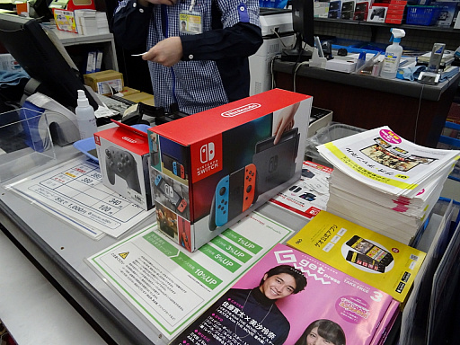 画像ギャラリー No.003のサムネイル画像 / Nintendo Switchが本日発売。当日販売分を求める人が列を作った新宿周辺の販売店の模様をレポート