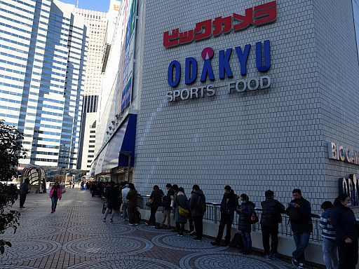 画像ギャラリー No.004のサムネイル画像 / Nintendo Switchが本日発売。当日販売分を求める人が列を作った新宿周辺の販売店の模様をレポート