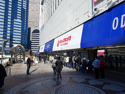 画像ギャラリー No.005のサムネイル画像 / Nintendo Switchが本日発売。当日販売分を求める人が列を作った新宿周辺の販売店の模様をレポート