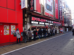 画像集#008のサムネイル/Nintendo Switchが本日発売。当日販売分を求める人が列を作った新宿周辺の販売店の模様をレポート
