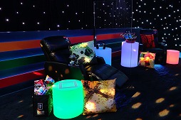 画像ギャラリー No.005のサムネイル画像 / 米セブン-イレブン,2日限りの“PS5を一晩中楽しめるラウンジ”を公開。新たな実験店舗のユニークな正式オープン直前イベント