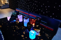 画像ギャラリー No.006のサムネイル画像 / 米セブン-イレブン,2日限りの“PS5を一晩中楽しめるラウンジ”を公開。新たな実験店舗のユニークな正式オープン直前イベント