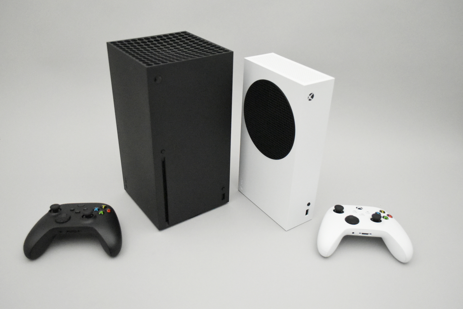 「Xbox Series X」と「Xbox Series S」を開封してみた。本体デザインと同様に収納方法もシンプルでスッキリ