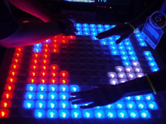 Ƴꡤ̵Υܥ򲡤ƿؼ򤹤롣BitSummitǸĤȤäͷ֥ˡʥǥ2ܤݡȡBitSummit