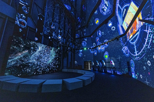 画像ギャラリー No.002のサムネイル画像 / 「攻殻機動隊展 Ghost and the Shell」内覧会レポート。アニメ全作品を横断的に網羅した見ごたえのある展覧会を，ARタチコマの解説付きで楽しめる