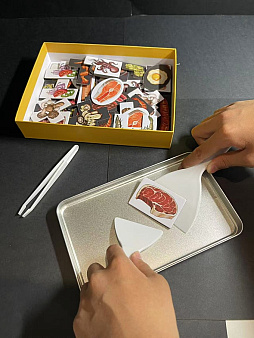 画像ギャラリー No.004のサムネイル画像 / 鉄板焼きを作るボードゲーム「TeppanDo」がKickstarterでキャンペーン展開中。衛生第一素手厳禁,ヘラを使って食材カードをうまくひっくり返そう