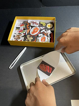 画像ギャラリー No.005のサムネイル画像 / 鉄板焼きを作るボードゲーム「TeppanDo」がKickstarterでキャンペーン展開中。衛生第一素手厳禁,ヘラを使って食材カードをうまくひっくり返そう