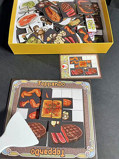 画像ギャラリー No.007のサムネイル画像 / 鉄板焼きを作るボードゲーム「TeppanDo」がKickstarterでキャンペーン展開中。衛生第一素手厳禁,ヘラを使って食材カードをうまくひっくり返そう