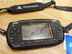 画像ギャラリー No.005のサムネイル画像 / 携帯ゲーム機「プレイステーション・ポータブル」（PSP）を模したデザインのクロスボディバッグをZARAが販売中