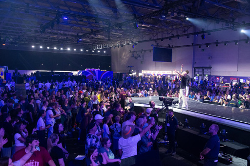 ꡼ No.005Υͥ / gamescom 2025פOpening Night Liveڤ˳롣60ʾιϰ褫饲Ҥ뤷ӥͥȥ󥿥᤬򺹤5֤