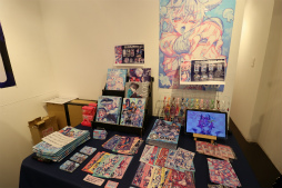 画像ギャラリー No.017のサムネイル画像 / じゃむさんっぽいど氏の個展「じゃむじゃむらんど-ひとり同人誌即売会」へ突撃! ゲームキャラの彼シャツを実際に嗅ぐ体験が新鮮すぎる