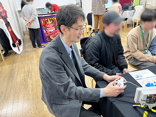 画像ギャラリー No.004のサムネイル画像 / 「TOKYO INDIE GAMES SUMMIT 2026」出展作品レポート（変わったコントローラ編）。ピザを焼き，ポップコーンを頂戴し，ビールで流し込んだ末，レジェンドクリエイターと遊んだ