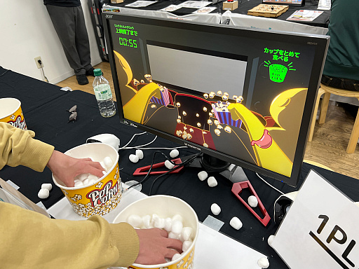 画像ギャラリー No.020のサムネイル画像 / 「TOKYO INDIE GAMES SUMMIT 2026」出展作品レポート（変わったコントローラ編）。ピザを焼き，ポップコーンを頂戴し，ビールで流し込んだ末，レジェンドクリエイターと遊んだ