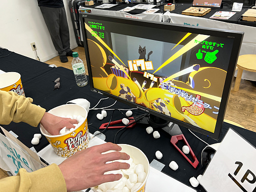 画像ギャラリー No.021のサムネイル画像 / 「TOKYO INDIE GAMES SUMMIT 2026」出展作品レポート（変わったコントローラ編）。ピザを焼き，ポップコーンを頂戴し，ビールで流し込んだ末，レジェンドクリエイターと遊んだ