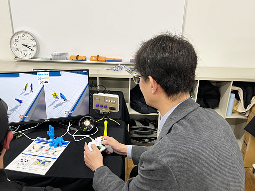 画像ギャラリー No.033のサムネイル画像 / 「TOKYO INDIE GAMES SUMMIT 2026」出展作品レポート（変わったコントローラ編）。ピザを焼き，ポップコーンを頂戴し，ビールで流し込んだ末，レジェンドクリエイターと遊んだ