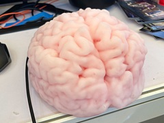 亡霊の脳をマッサージしながら，生前の記憶をほぐしていく。脳型コントローラで遊ぶ学生作品「大脑按摩」が妙に忘れられない［CJ2026］