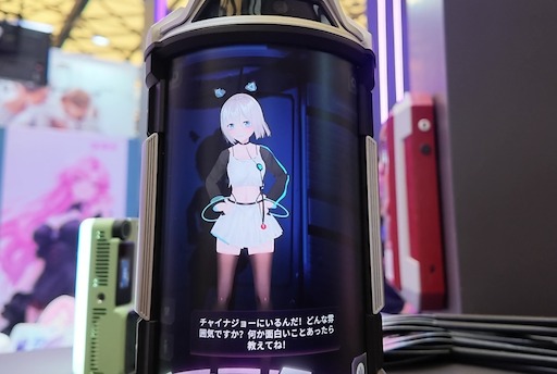 画像ギャラリー No.006のサムネイル画像 / 中国発のAIキャラクターポッド「Dipal D1」，VRMやFBXなどのモデルを導入でき，自由にカスタマイズできる。日本語にも対応し，値段は約16万円［CJ2026］