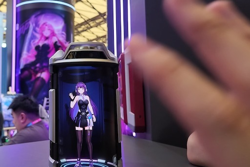 画像ギャラリー No.009のサムネイル画像 / 中国発のAIキャラクターポッド「Dipal D1」，VRMやFBXなどのモデルを導入でき，自由にカスタマイズできる。日本語にも対応し，値段は約16万円［CJ2026］