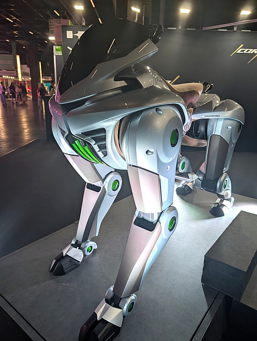 画像ギャラリー No.006のサムネイル画像 / 川崎重工の四足歩行モビリティ「CORLEO（コルレオ）」がgamescom 2026で大人気。ゲームやeスポーツ分野への展開も視野に［gamescom］