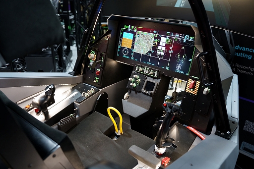 画像ギャラリー No.010のサムネイル画像 / 本格フライトシムは分かるけど，最新鋭「F-35」の軍用シミュレータがなぜ？ RAZBAM JAPANブースでは，憧れの空をちょっと身近に感じた［TGS2026］