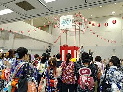 画像ギャラリー No.032のサムネイル画像 / 屋台や盆踊りで盛り上がった「うた☆プリ夏祭り」＆パフォーマンスと曲に浸る音楽イベント「うたの☆プリンスさまっ♪MUSIC PARTY powered by aninight」レポート