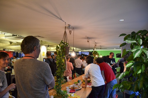 ���������꡼ No.002�Υ���ͥ������ / ����Ӥ˥ϥ�С�������դ�ޤ�VR�������DEAD HUNGRY�ס����γ�ȯ���ä�ʹ���� ���塼�������ॹ�ο����ե�������Ϫ�ܥѡ��ƥ������ͻҤ⤪�Ϥ�