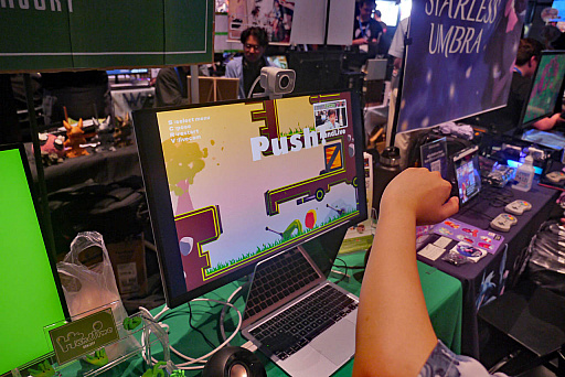 画像ギャラリー No.004のサムネイル画像 / 自分自身の手で遊ぶ個性派ゲーム「Handlime」レポート。指を足がわりに地面を這い，ピースサインで扉を開け［BitSummit］