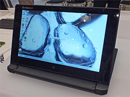 画像ギャラリー No.010のサムネイル画像 / Lenovo,持たずに使えるスタンド付きAndroidタブレット「YOGA TABLET」を発表。国内展開予定のゲーマー向けPCもちら見せ