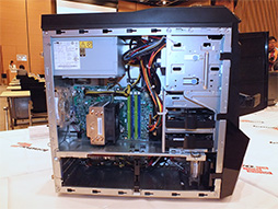 画像ギャラリー No.015のサムネイル画像 / Lenovo,持たずに使えるスタンド付きAndroidタブレット「YOGA TABLET」を発表。国内展開予定のゲーマー向けPCもちら見せ