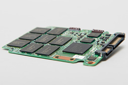画像集#031のサムネイル/Intelの新しいPC向けSSD「SSD 730」を試す。データセンター向けSSDをPC向けにチューンしたモデルは，日常的な用途で速かった