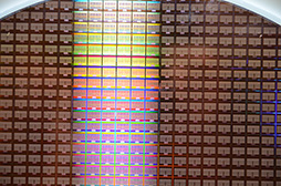 画像集#013のサムネイル/［GTC 2014］NVIDIAのHMD「Near-Eye LFD」に注目集まるGTC 2014展示会場。次世代GPU「Pascal」で使う3次元メモリも披露