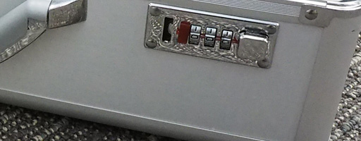 画像集#004のサムネイル/AMDが意味ありげなアタッシュケースを披露。新製品?