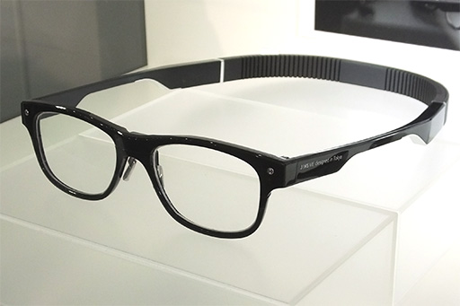 画像集#002のサムネイル/JINS,視線移動やまばたきを検出してスマホアプリを動かせる眼鏡「JINS MEME」を発表