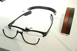 画像集#008のサムネイル/JINS,視線移動やまばたきを検出してスマホアプリを動かせる眼鏡「JINS MEME」を発表
