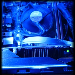 画像集#004のサムネイル/マイルストーン,ブルーLEDでライトアップされたゲームPC。GPUはGTX 750