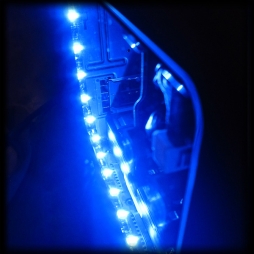 画像集#005のサムネイル/マイルストーン,ブルーLEDでライトアップされたゲームPC。GPUはGTX 750