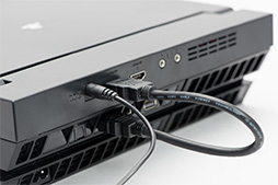 画像ギャラリー No.019のサムネイル画像 / PS4と一体化した状態で使えるHORI製の小型液晶ディスプレイを試す。“シリーズ最新作”の出来映えはいかに?