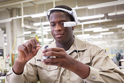 画像ギャラリー No.006のサムネイル画像 / ドラゴンボールの「スカウター」っぽい単眼式HMD「エアスカウター」の新型がブラザーから。HDMI入力で720p映像を表示可能