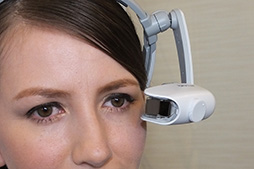 画像ギャラリー No.007のサムネイル画像 / ドラゴンボールの「スカウター」っぽい単眼式HMD「エアスカウター」の新型がブラザーから。HDMI入力で720p映像を表示可能