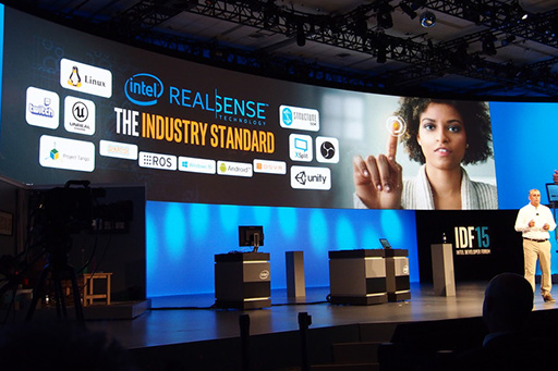 画像ギャラリー No.003のサムネイル画像 / ゲーム用途にも広がる3Dカメラ技術「RealSense」や,話題の高速メモリ「3D XPoint」によるSSDのデモが披露されたIDF 2015 基調講演レポート