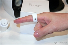 画像集#003のサムネイル/［TGS 2015］スマホに触らず操作ができる“魔法の指輪”こと「Ring ZERO」で，戦闘機を操作する3Dシューティングゲームを遊んでみた
