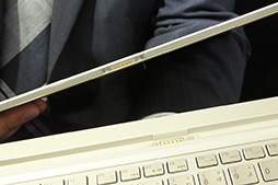 画像ギャラリー No.005のサムネイル画像 / 東芝,12インチ級で世界最軽量約569gの2-in-1 PC「dynaPad N72」を発表。Surface Pro 4のライバルとなるか