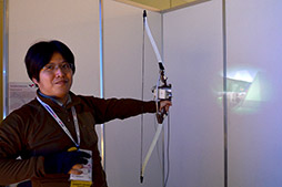 ���������꡼ No.002�Υ���ͥ������ / ��SIGGRAPH ASIA��HMD�ʤ����θ��Ǥ��륢�������꡼��VR��Electric Bow Interface 3D��