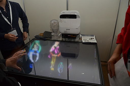 画像ギャラリー No.026のサムネイル画像 / 顔面タブレットやVRガリバートンネル体験から空中結像ディスプレイまで。SIGGRAPH ASIA 2015,Emerging Technologies展示セクションその他編