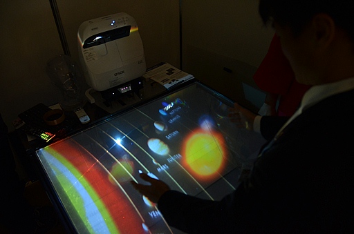 画像ギャラリー No.028のサムネイル画像 / 顔面タブレットやVRガリバートンネル体験から空中結像ディスプレイまで。SIGGRAPH ASIA 2015,Emerging Technologies展示セクションその他編