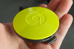 画像ギャラリー No.003のサムネイル画像 / スマートフォンのゲームを大画面テレビでプレイできる安価なワイヤレスデバイス「Chromecast」の新型が発売に