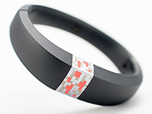 世界初のゲーマー向け腕輪？ PC版Minecraftを自宅の外へ持ち出せる