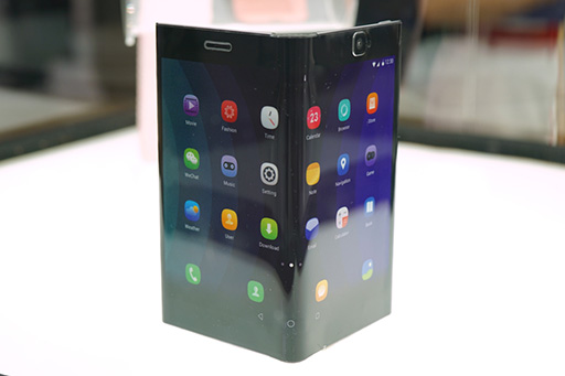Lenovoの 折りたためるスマートフォン は商品化の期待大 Ceatec Japan 16で見かけた変わり種デバイスをレポート