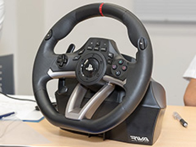HORIのステアリングコントローラ「Racing Wheel Apex」はリアル 