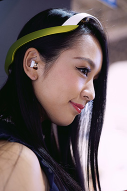 画像ギャラリー No.003のサムネイル画像 / 身につけやすくて高精度な脳波検出ヘッドバンドやゲームの難度を錯覚させる技術など,CEATEC 2017で見た興味深い技術をレポート